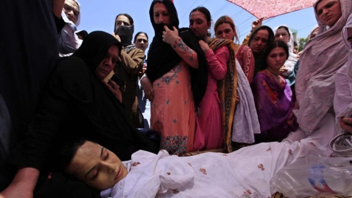 Varias personas transgénero, ante el cadáver de la activista Alesha.-EFE / ARSHAD ARBAB