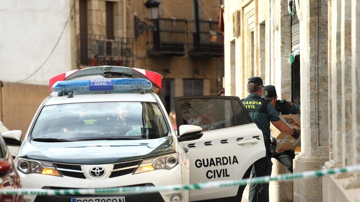 La Guardia Civil, en el momento de registro de la agencia de viajes.-ICAL