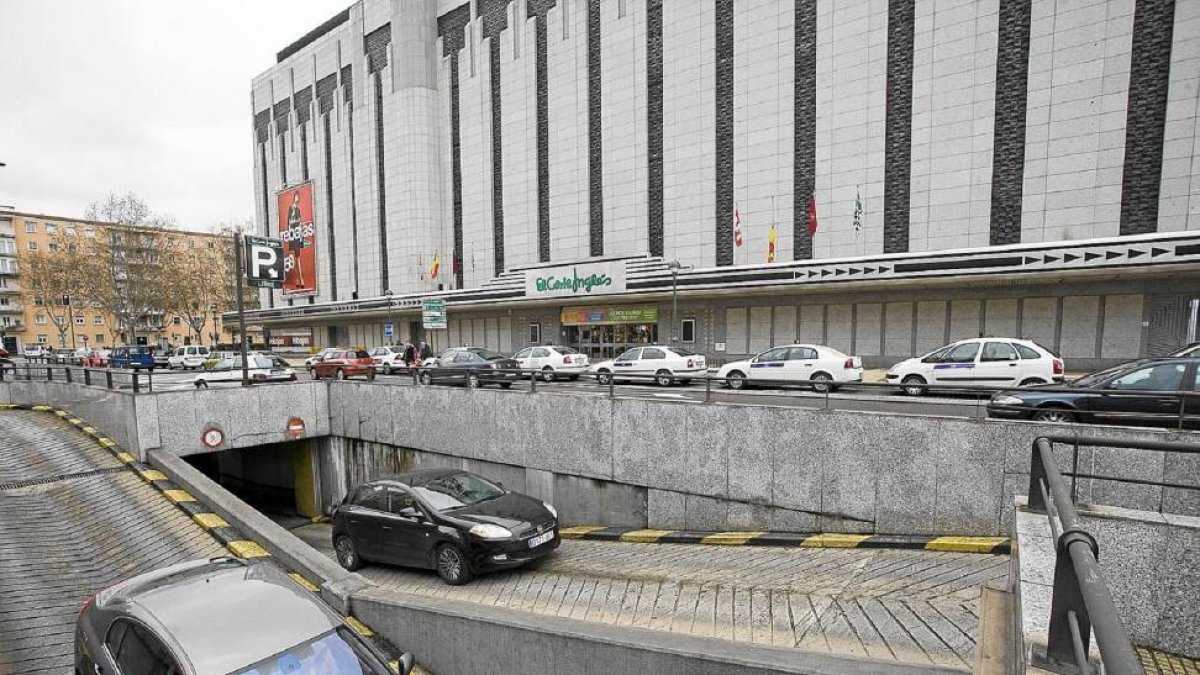 Aparcamiento de Juan de Austria, con el centro comercial al lado-El Mundo