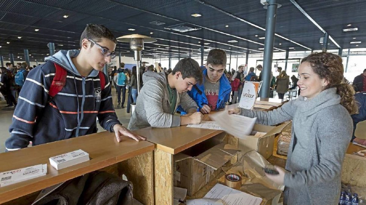 Estudiantes rellenan una encuesta, A la derecha, Rocío Argudo-M. Á. Santos