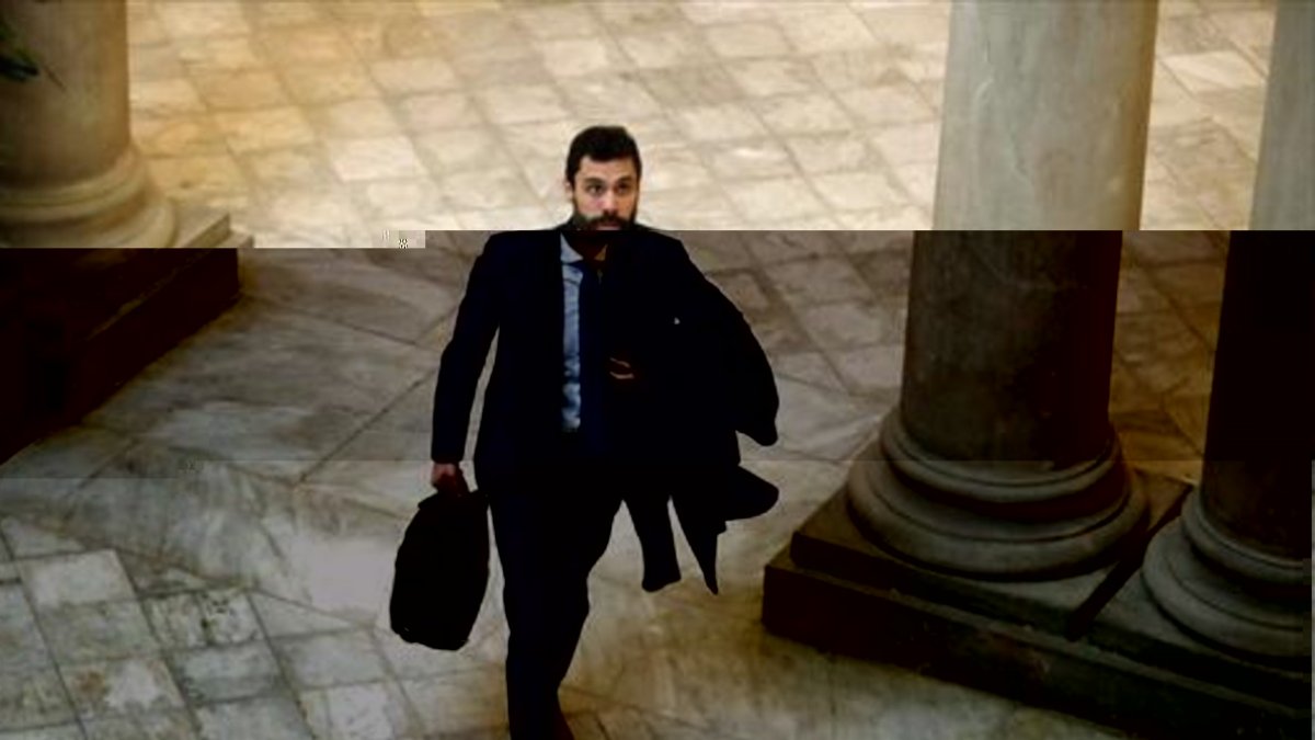 El presidente del Parlament de Catalunya, Roger Torrent, se dirige a su despacho en la Cámara, ayer.-EFE / TONI ALBIR