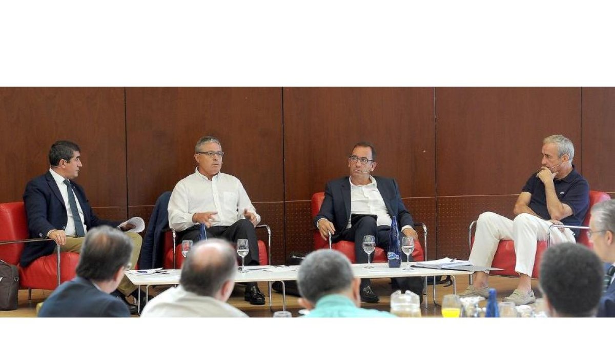 Pablo Lago, Agustín González, Juan Manuel Cruz y Emilio Palomo en el Club de Prensa de EL MUNDO, celebrado en Burgos.-ISRAEL L. MURILLO