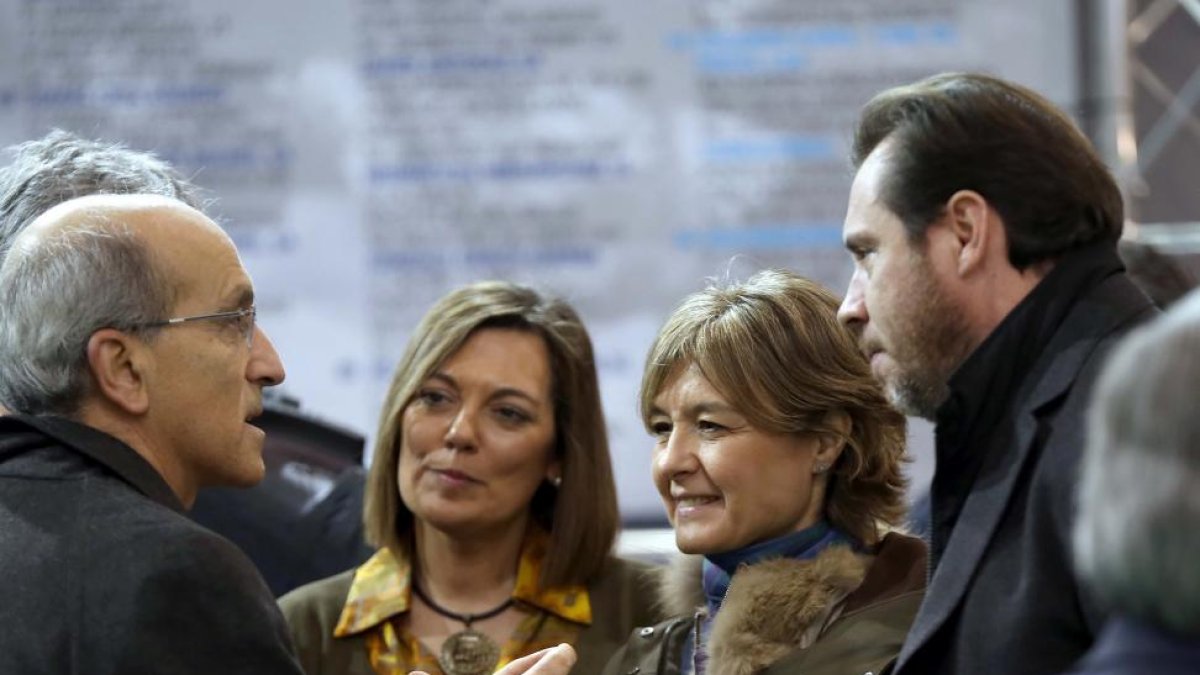 La ministra de Agricultura, Isabel García Tejerina, conversa con el director de la planta de Michelín en Valladolid, Mariano Arconada, en la bienal de maquinaria agrícola Agraria junto a la consejera de Agricultura, Milagros Marcos y Óscar Puente.-ICAL