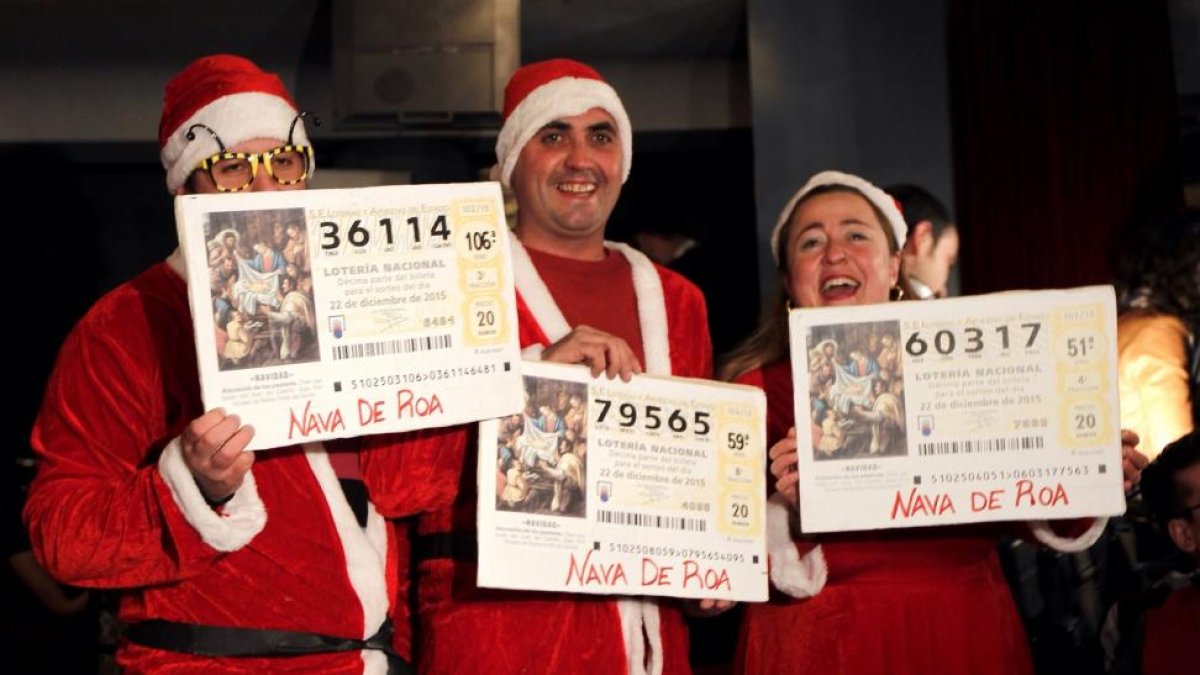 Vecinos de la localidad de Nava de Roa (Burgos), siguen el sorteo desde el Teatro Real de Madrid que acoge el Sorteo Extaordinario de Navidad-Ical