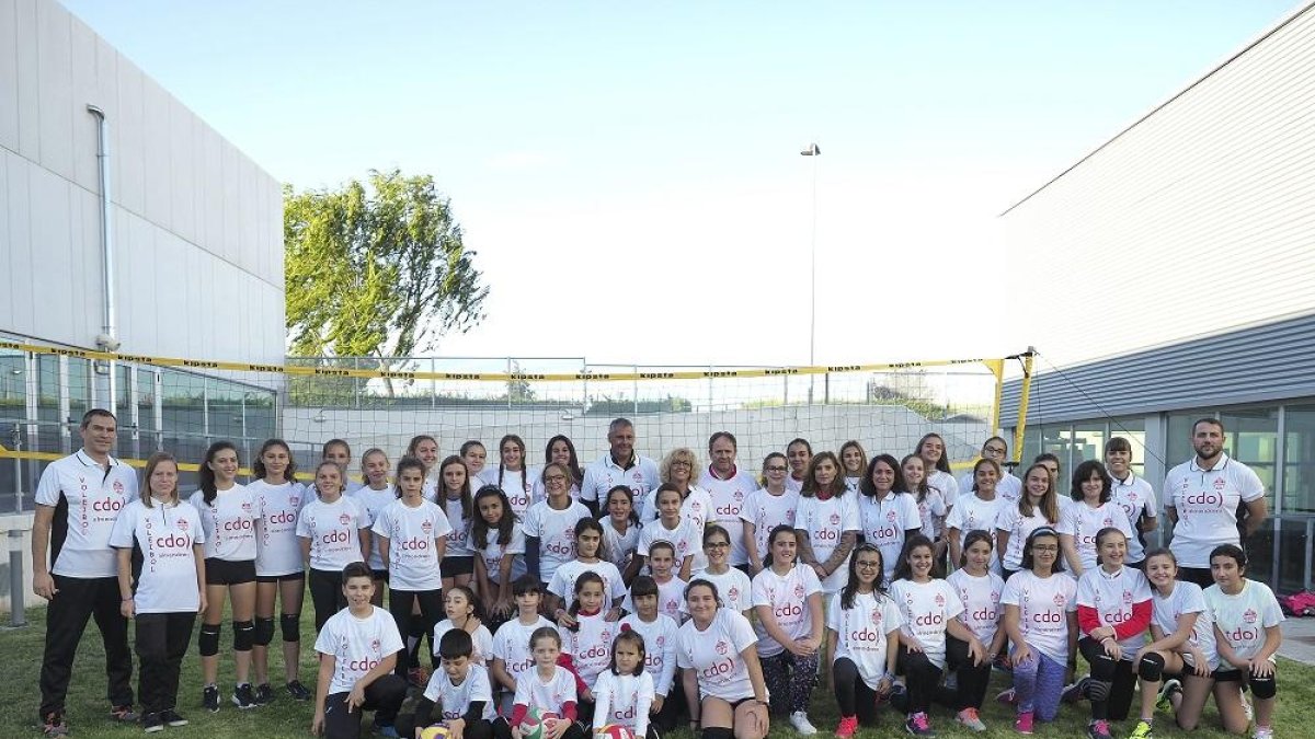 La gran familia del CD Voleibol Arroyo posa en las instalaciones del CDO Almendrera.-MARIANO GONZÁLEZ