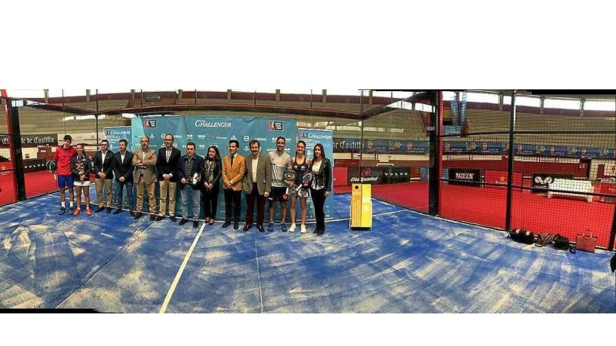 Imagen ayer de la presentación del Challenger de Arroyo con las distintas autoridades en la plaza de toros cubierta de la localidad  vallisoletana.-G. VELASCO