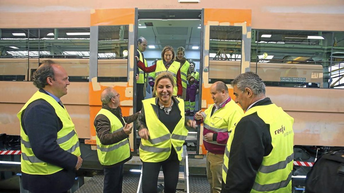 Rosa Valdeón, la ministra Ana Pastor y María José Salgueiro, ayer durante la visita de l titular de Fomento a Valladolid.-ICAL
