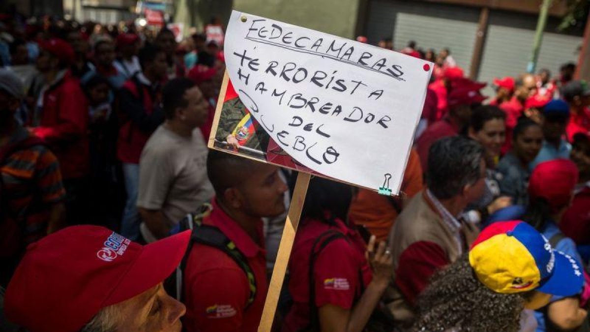 Cientos de personas participan en una protesta oficialista compuesta por simpatizantes del gobierno y miembros de sindicatos de empresas nacionales frente a la Federacion de Camaras y Asociaciones de Comercio y Produccion de Venezuela Fedecamaras.-EFE