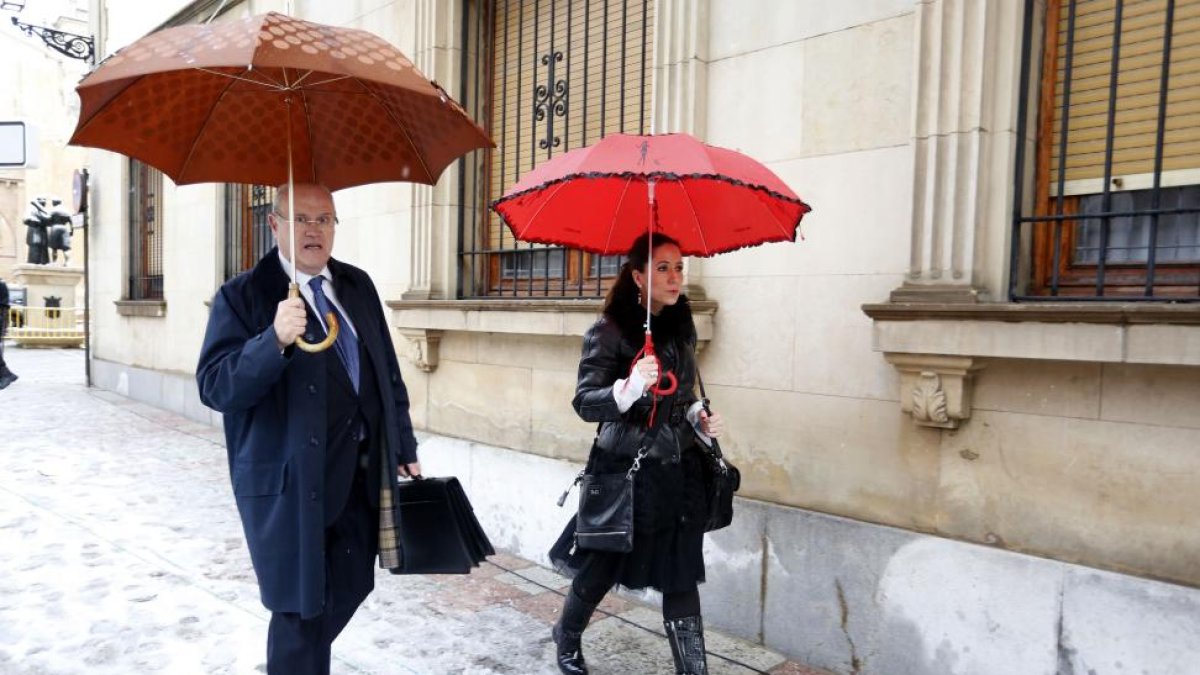Los abogados de la acusación, Beatriz Llamas y Carlos Rivera, entrando en la Audiencia Provincial-ICAL