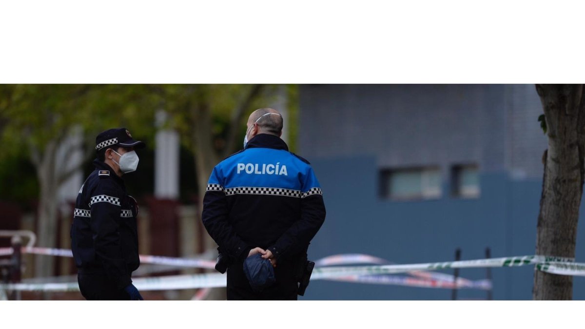 Momento del levantamiento del cuerpo del menor. J.VICENTE / PHOTOGENIC