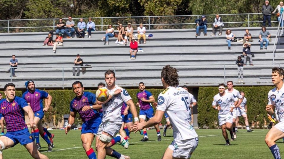 Huber espera para rececpionar el oval. / P. DECLÓS