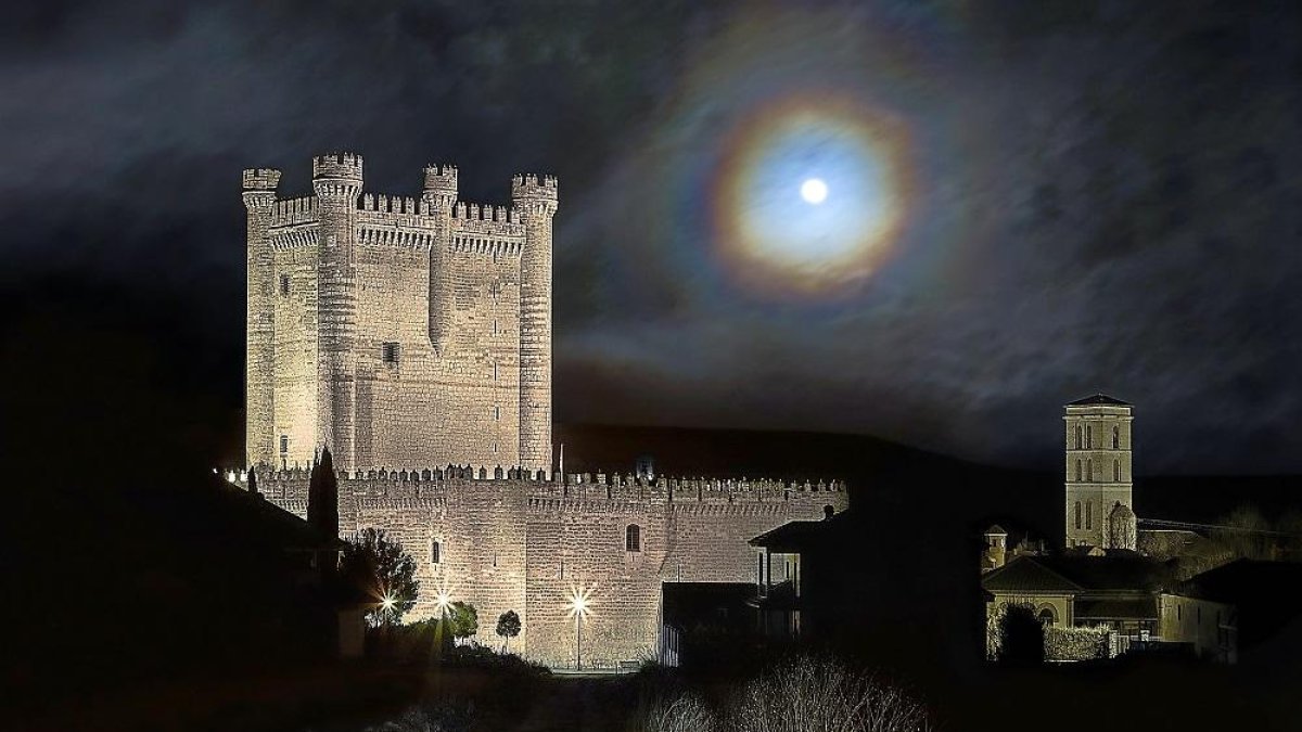 Una imagen del castillo de Fuensaldaña que forma parte de ‘Noches de piedras y lunas. Castillos de la provincia de Valladolid’.
