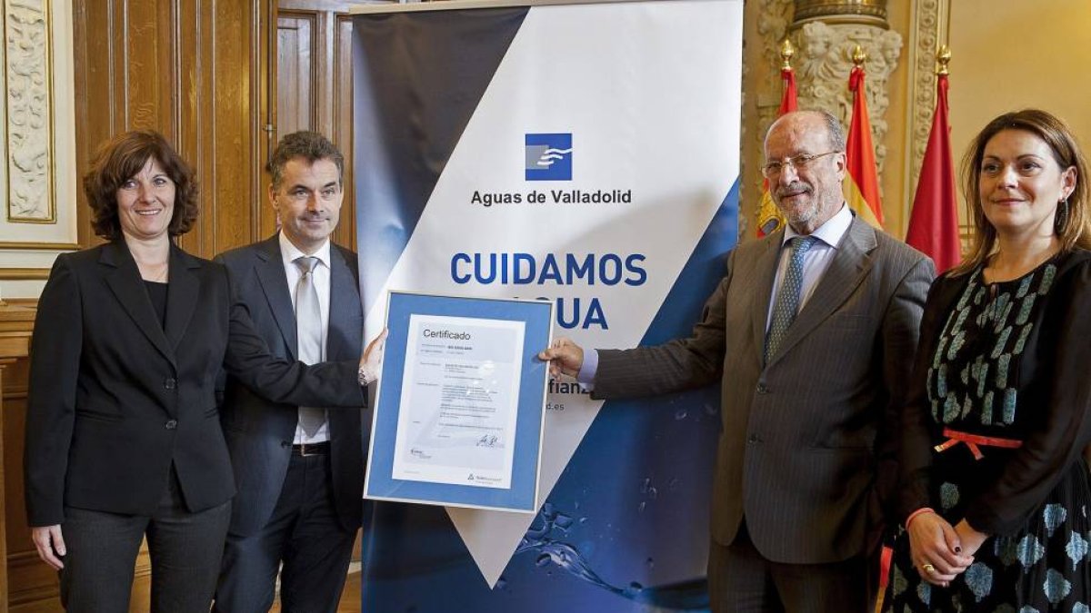 Isabel Torres, de TÜV Rheinland, empresa que expende el certificado; el gerente de Aguas de Valladolid, Jesús García del Valle (2i); el alcalde de Valladolid, Francisco Javier León de la Riva (2d) y la concejal de Urbanismo y Vivienda del Ayuntamiento de -Efe