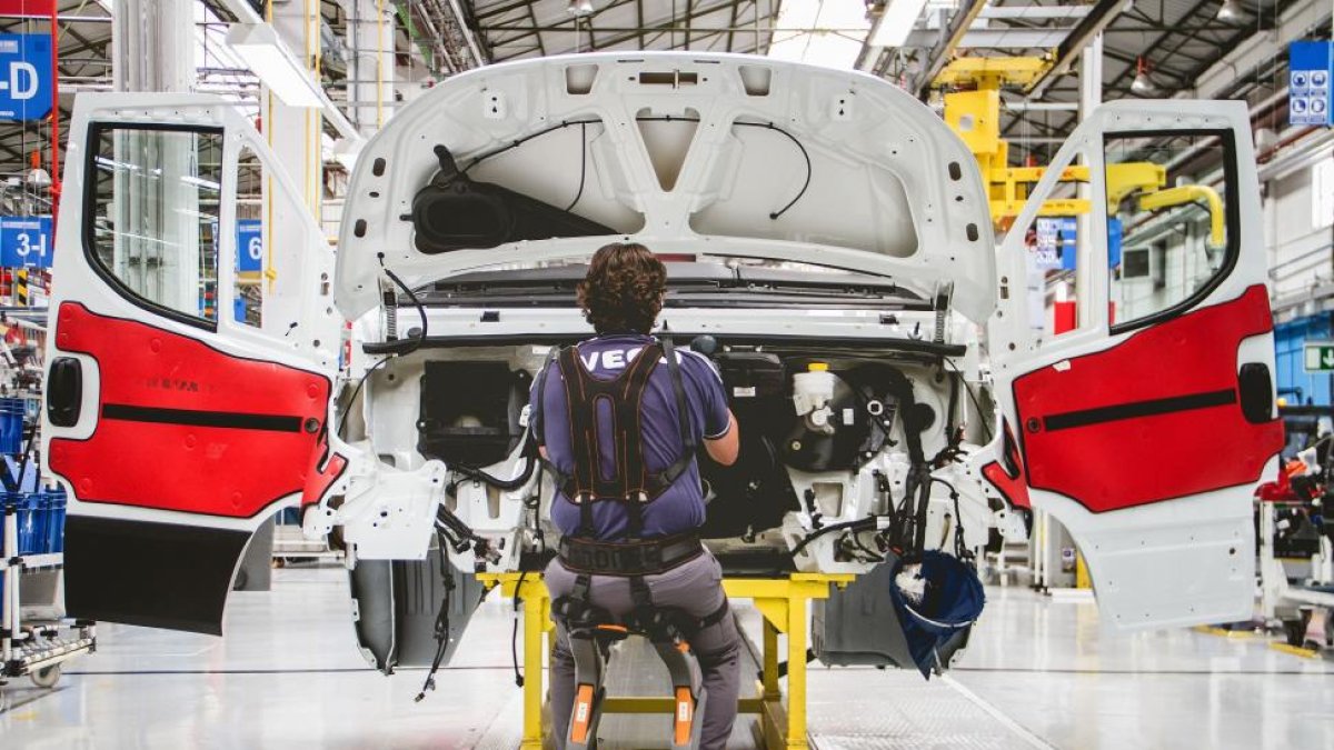 Un operario trabaja en la fábrica de IVECO.