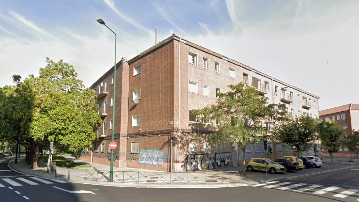 El edificio de viviendas ‘Puente Colgante’. / E. M.