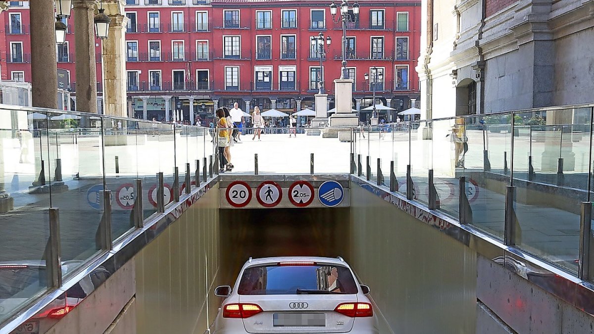 Un vehículo entra al aparacamiento de la plaza Mayor por el nuevo acceso de la calle Mannzana. J.M. LOSTAU