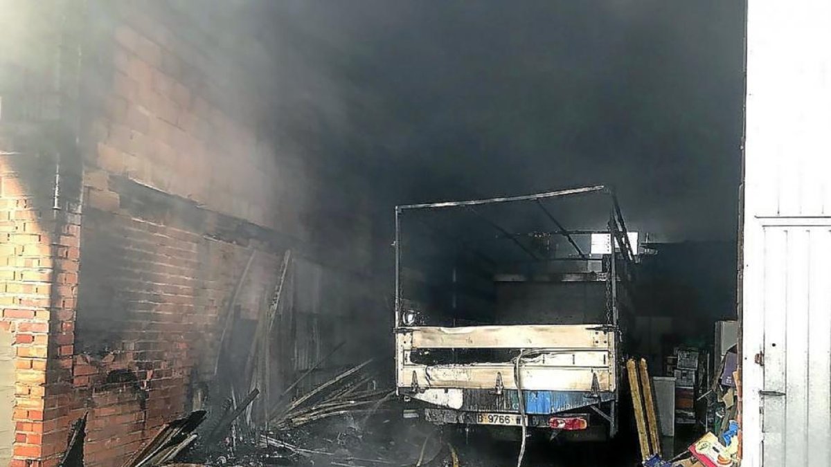 El camión que resultó calcinado tras el incendio.-E.M.
