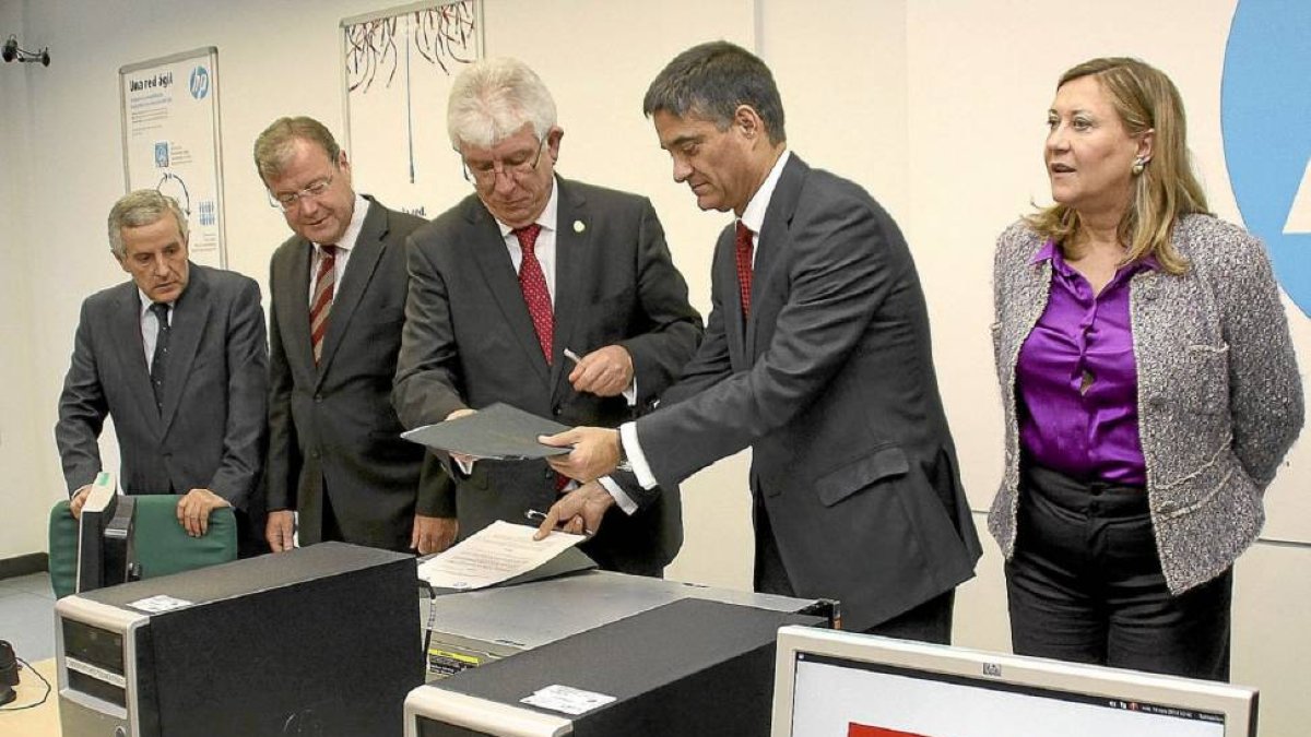 Silván, el rector de la ULE, José Ángel Hermida, el representante de HP, José María de la Torre y Del Olmo en la presentación del Centro de Innovación-Ical