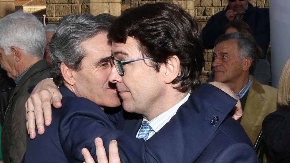 Juan José Sanz Vitorio y Alfonso Fernández Mañueco se abrazan en un acto en Segovia en la última campaña de primarias-ICAL
