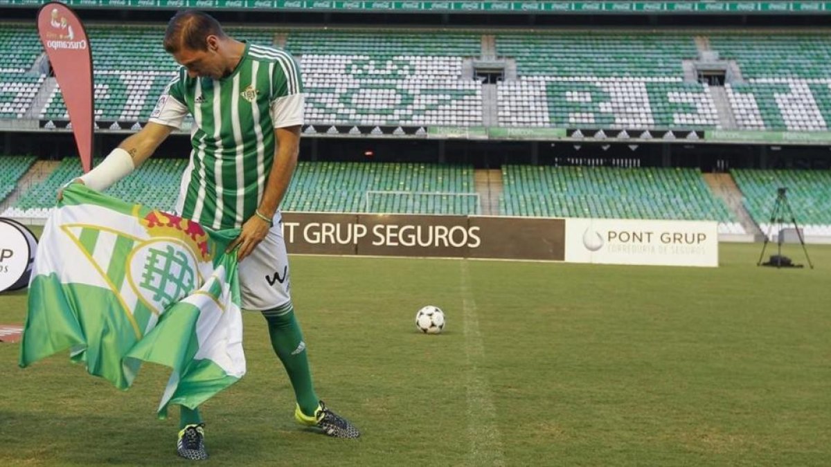 El extremo derecho Joaquin Sanchez uno de los idolos de la aficion betica, en el Benito Villamarín.-JOSE MANUEL VIDAL