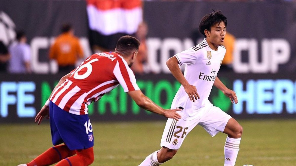 Kubo conduce el balón ante el atlético Herrera durante el reciente derbi madrileño en Nueva Jersey.-JOHANNES EISELE / AFP