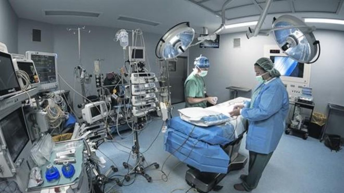 Médicos en el quirófano de un hospital.-JOAN CORTADELLAS