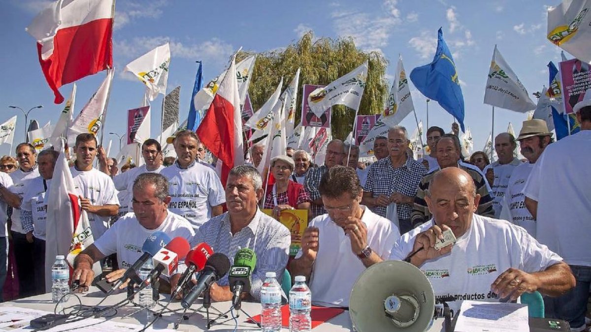 Los coordinadores de la Alianza acompañados de los dirigentes nacionales de UPA y COAG en una protesta en Salamanca, por la crisis del sector lácteo.-ICAL
