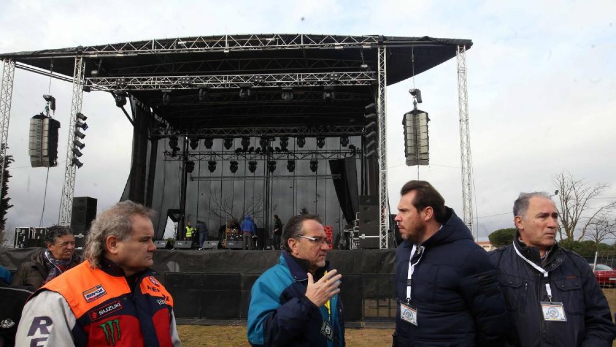 El alcalde de Valladolid, Óscar Puente, junto a José Manuel Navas y el concejal Antonio Gato frente al escenario de la Fiesta de la Moto-Ical