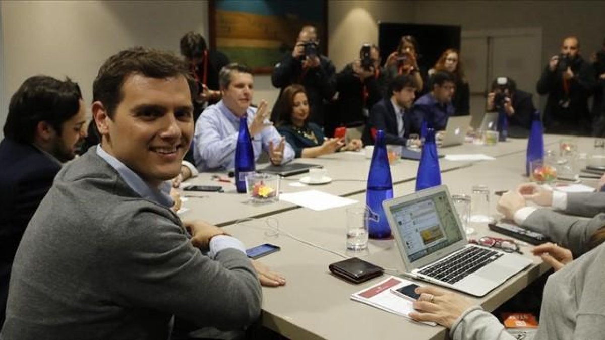 El candidato de Ciudadanos, Albert Rivera, aguarda junto a su equipo el resultado electoral.-AGUSTÍN CATALÁN