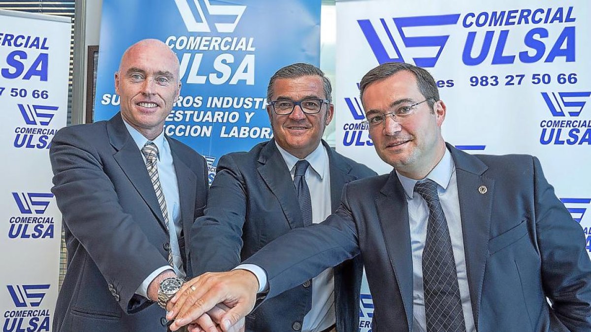 Mike Hansen, Paco García y Javier Gómez Salamanca, ayer en las instalaciones de Comercial Ulsa-MIGUEL ÁNGEL SANTOS