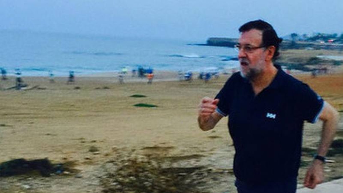 Mariano Rajoy, en la playa de Dakar, en la foto que ha colgado este lunes en su cuenta de Twitter.-Foto: TWITTER