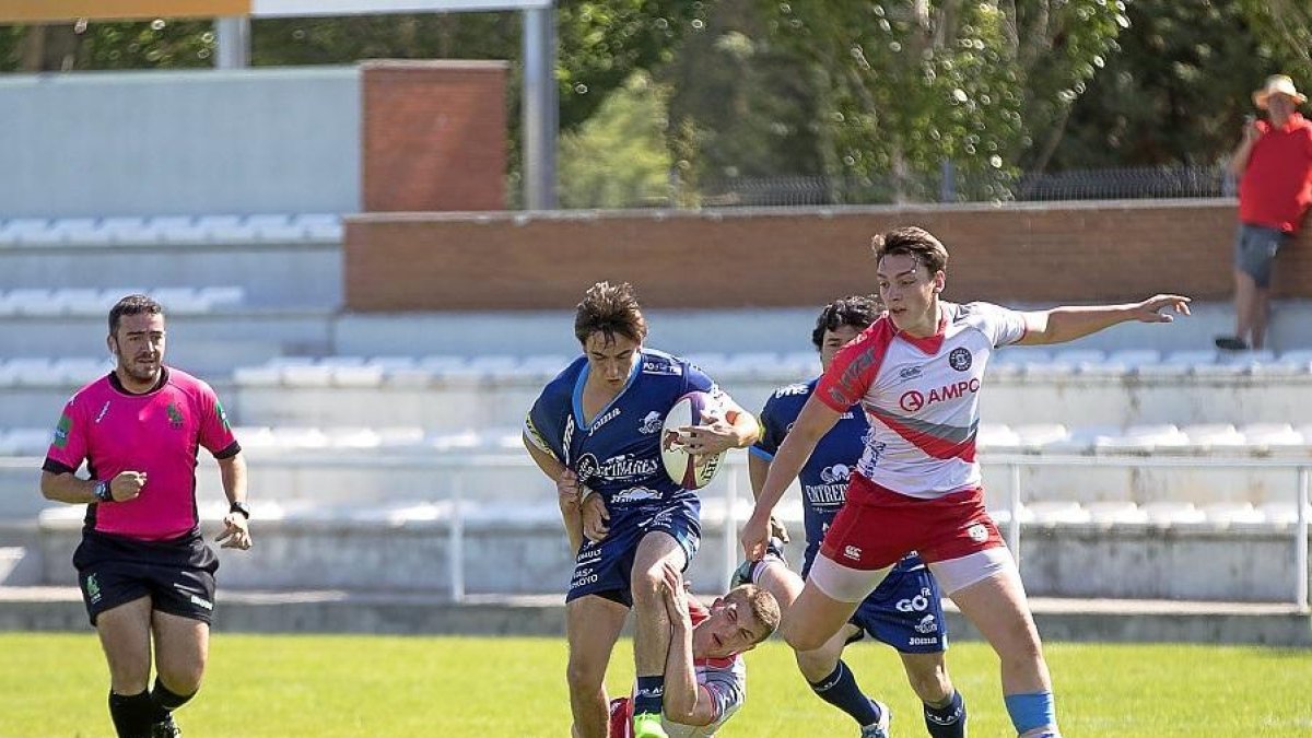 Un jugador del Ordizia frena el ataque del VRAC en el partido que abrió la jornada dominical.-JOSÉ C. CASTILLO