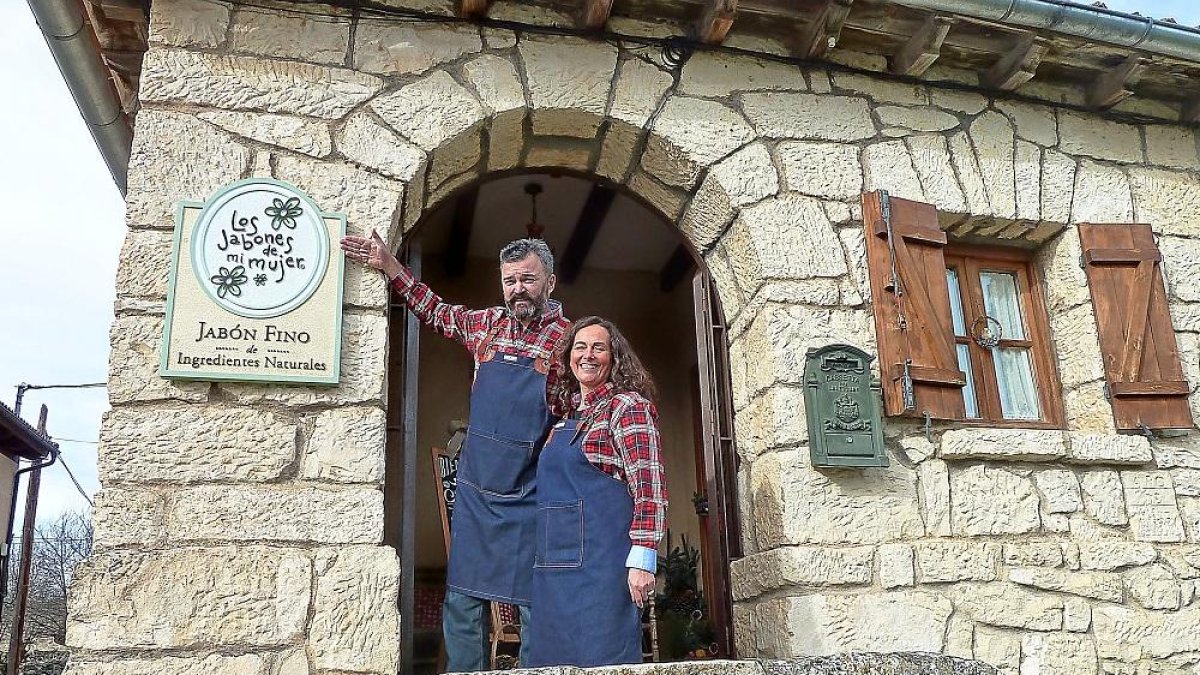Pablo Olmos y Amelia Pérez en la fachada del edificio donde se ubica Los Jabones de mi mujer.-T. S. T.