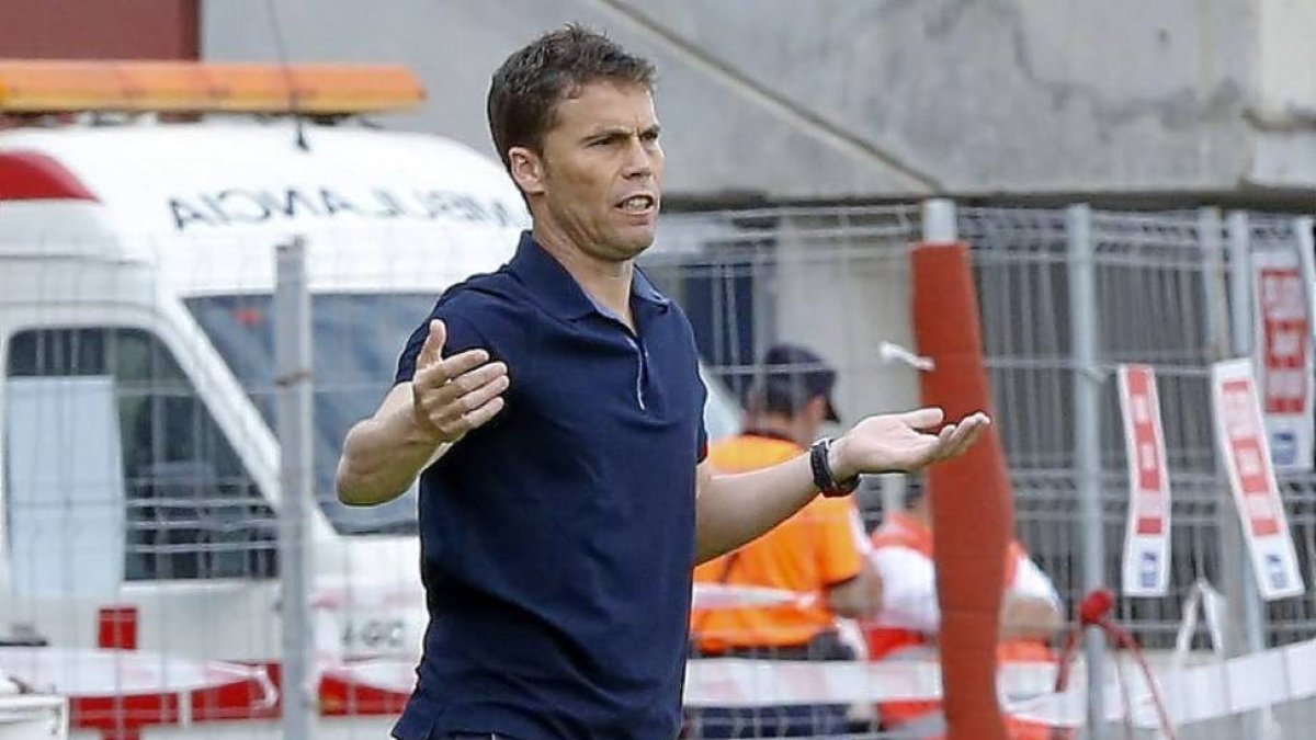 Rubi hace gestos de no entender una decisión en el partido del pasado sábado en Las Palmas.-Photo-deporte