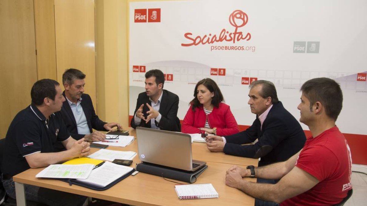 El candidato socialista, Luis Tudanca, mantiene una reunión con la Plataforma de Bomberos Profesionales de Castilla y León-Ical