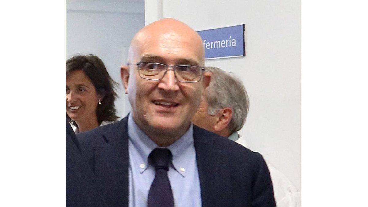 Jesús Julio Carnero, durante la visita al centro de salud de Esguevillas.-ICAL