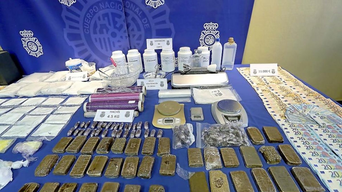 Un alijo de hachís incautado por las autoridades policiales, en una imagen de archivo.-ICAL