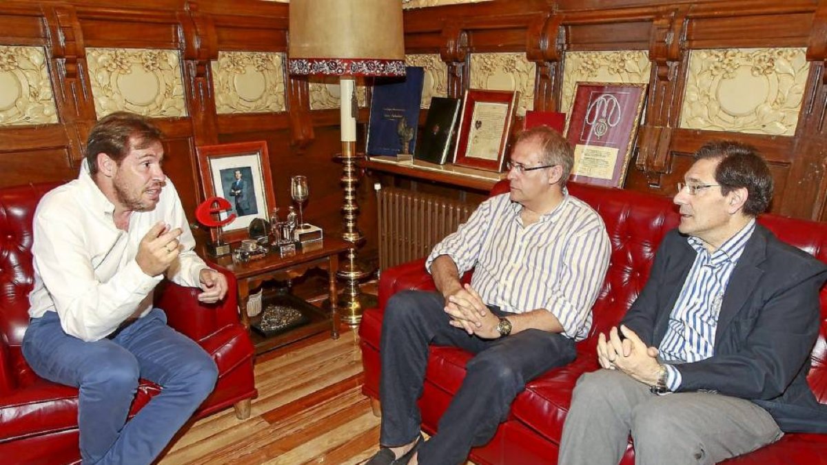 Puente durante la reunión con Bermejo y Jesús Enríquez tras asumir la alcaldía.-J. M. Lostau
