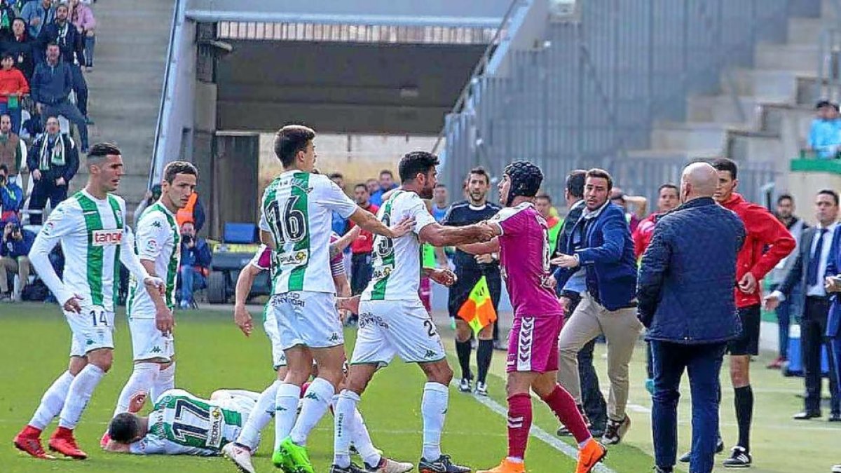 Los jugadores del Córdoba se encaran con Luismi tras la entrada que provocó su expulsión.-PHOTO-DEPORTE