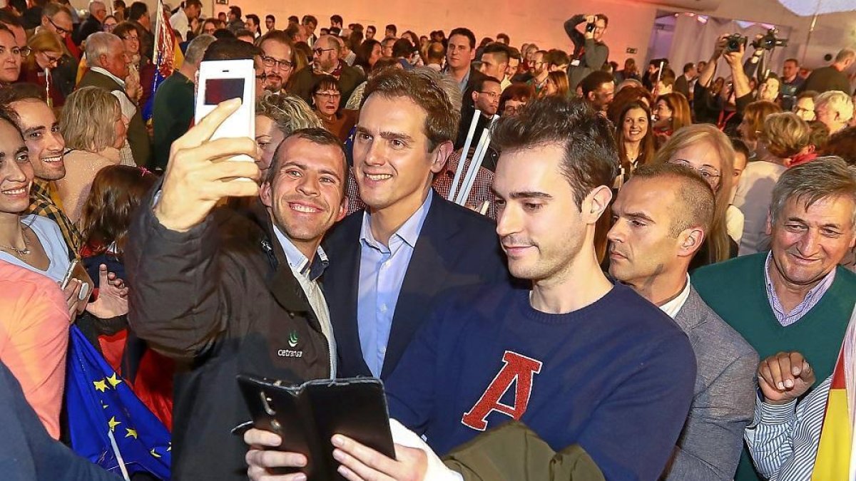 El candidato de Cs a la Presidencia del Gobierno, Albert Rivera, posa junto a varios jóvenes que quisieron hacerse un selfie con él en la Cúpula del Milenio.-J.M. LOSTAU