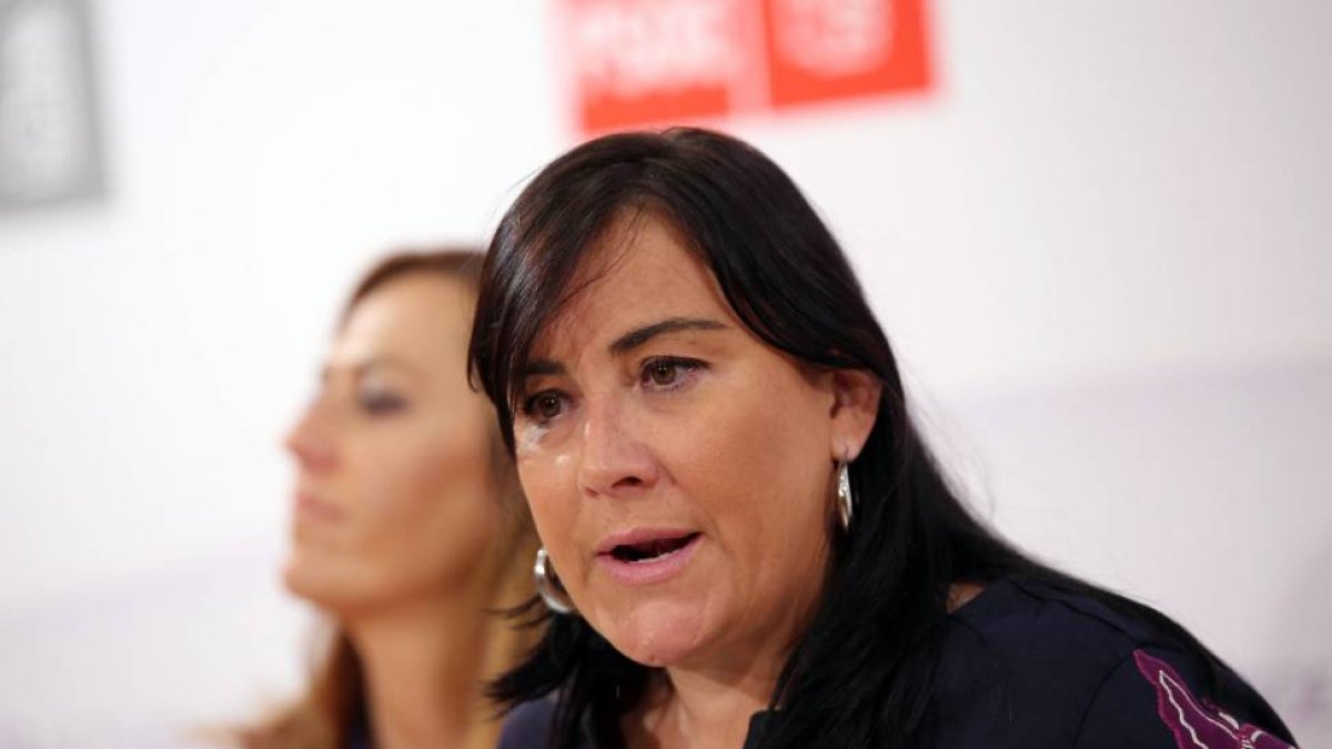 La secretaria de Organización del PSOE CyL, Ana Sánchez (D), y la viceportavoz del GPS en las Cortes de CyL, Virginia Barcones, analizan asuntos de actualidad política en la Comunidad-Ical