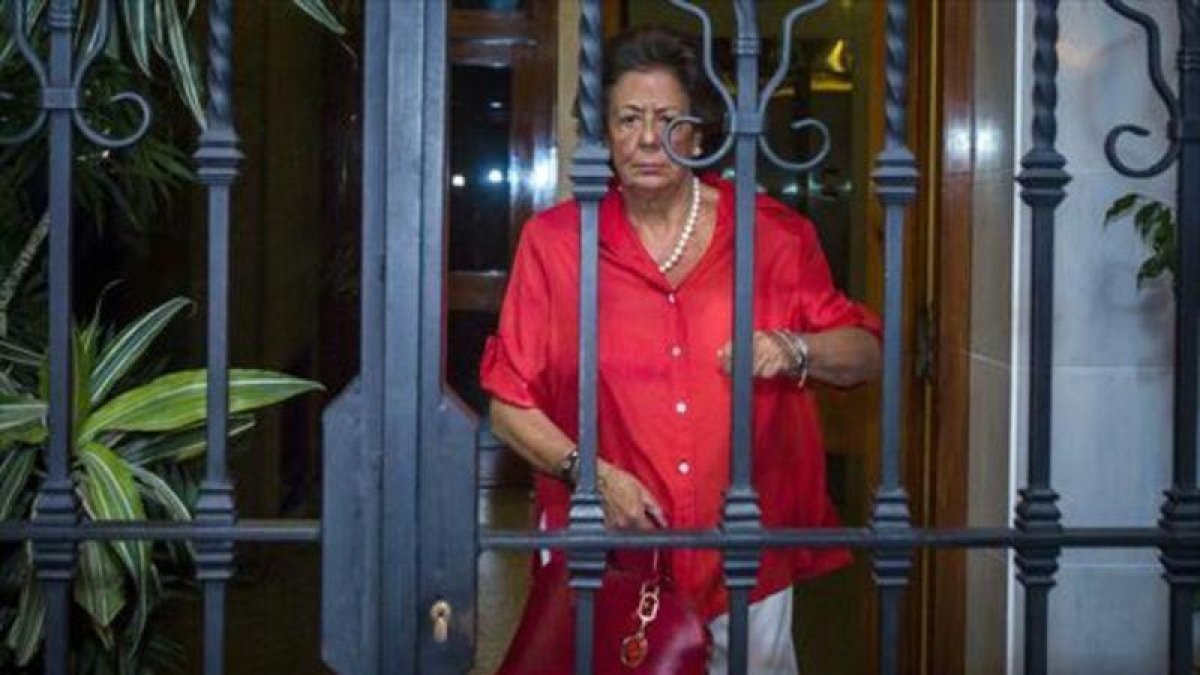 Rita Barberá sale de su domicilio, en València.-MIGUEL LORENZO