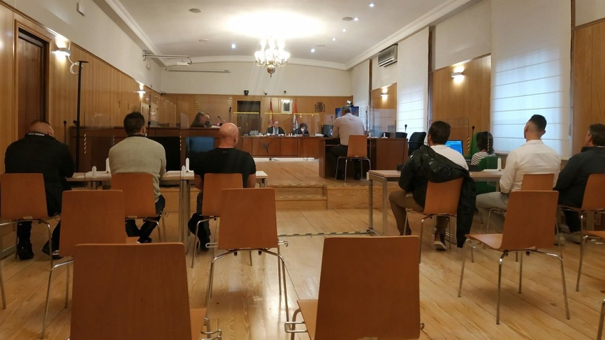 Los seis acusados durante la tercera jornada del juicio por la 'Operación Rosado' en la Audiencia de Valladolid. - E. PRESS