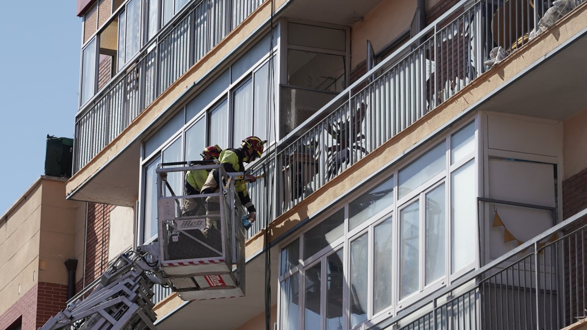 Desescombro de los restos de la explosión registrada anoche en la calle Goya de Valladolid. ICAL