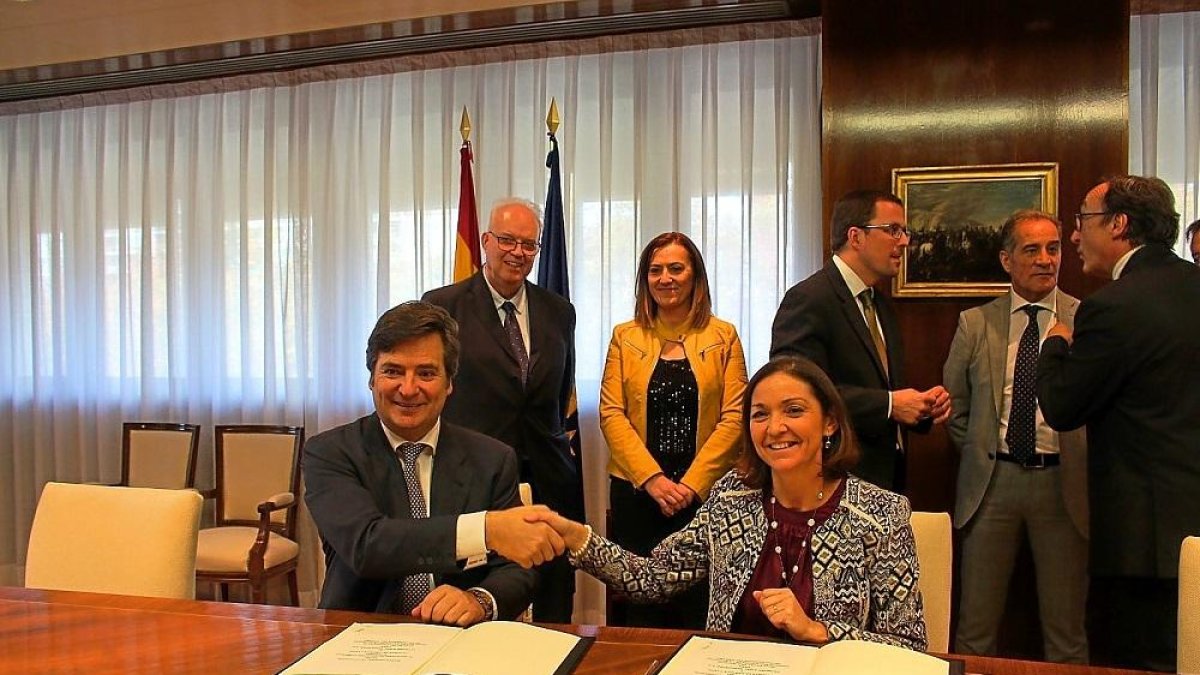 El presidente de Network Steel, Óscar Heck, y la ministra Reyes Maroto sellan el acuerdo con un apretón de manos.-E.M.