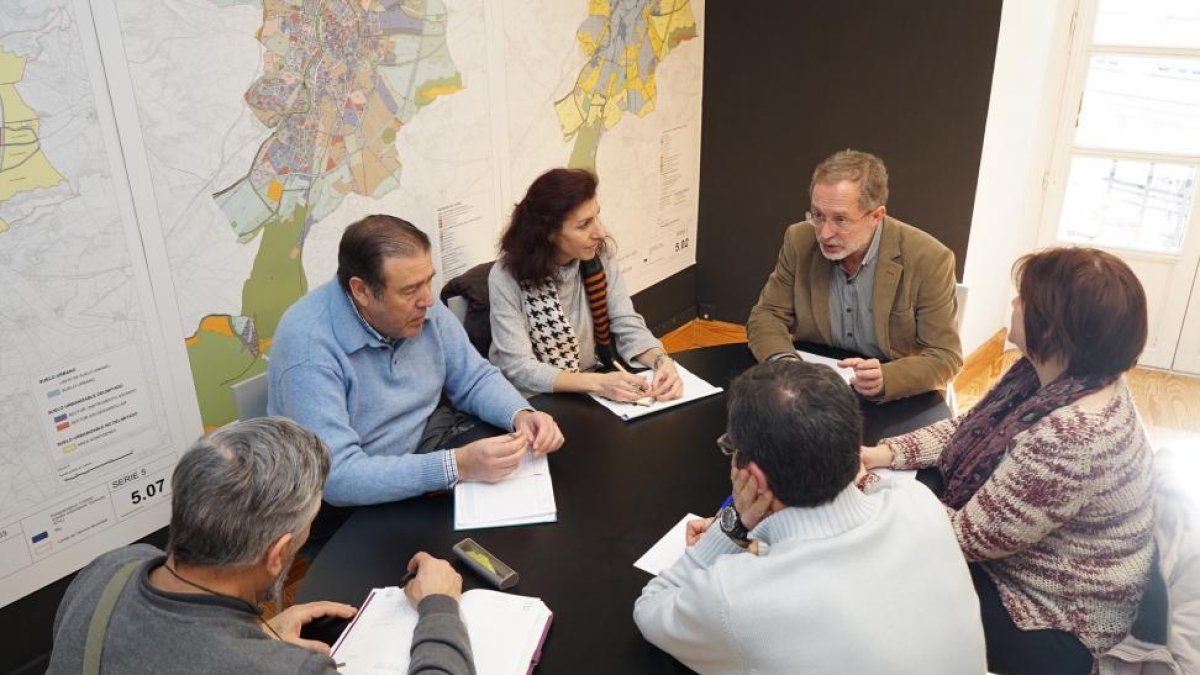 Saravia, durante la reunión con los vecinos de La Pilarica.-E. M.