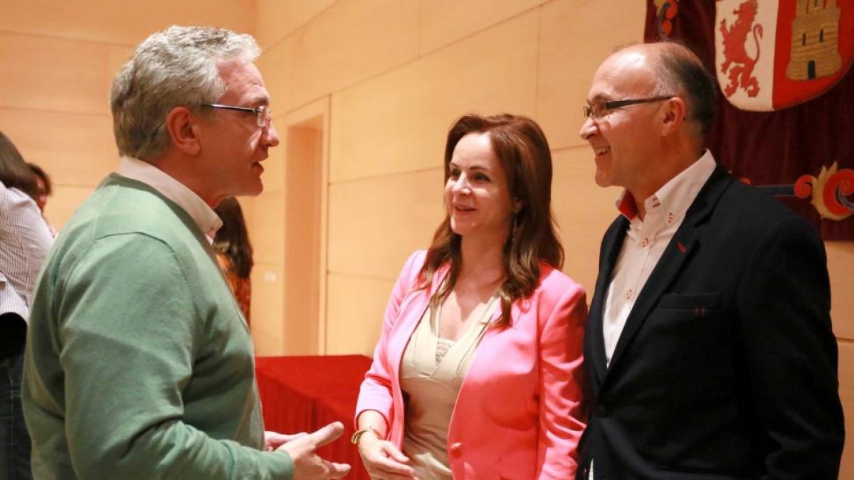 Silvia Clemente, Ramiro Ruiz Medrano y Óscar Reguera conversan al finalizar la reunión del Grupo Parlamentario Popular-Ical
