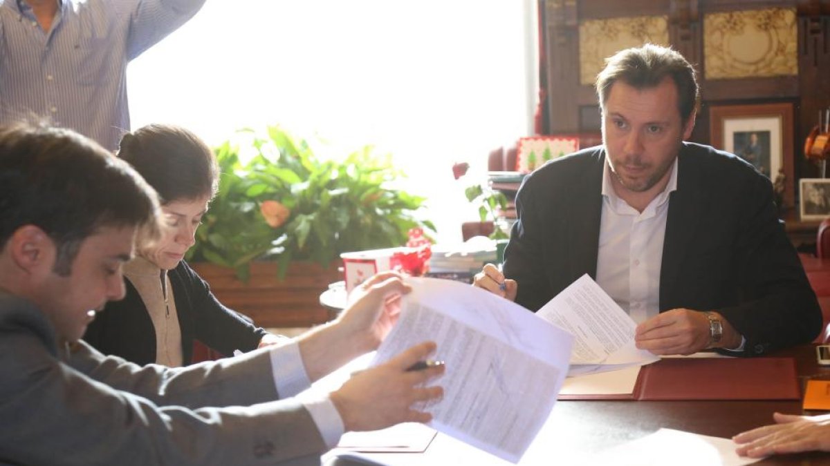 El alcalde de Valladolid, Óscar Puente, firma un préstamo de 15 millones de euros para la financiación de inversiones correspondientes al año 2015 con las entidades financieras BBVA y Liberbank-Ical