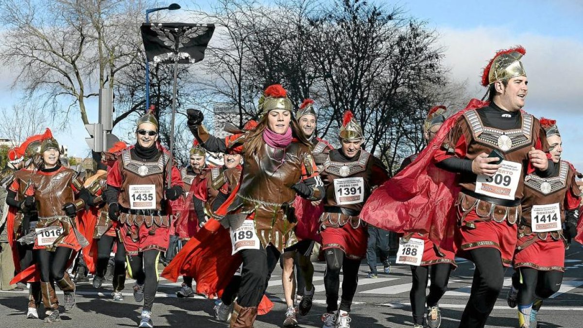 Participantes disfrazados en una San Silvestre de Valladolid.-J. M. LOSTAU