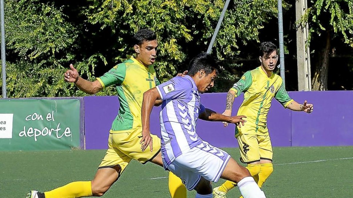 Renzo Zambrano controla el balón ante dos rivales.-MARTA FERNÁNDEZ